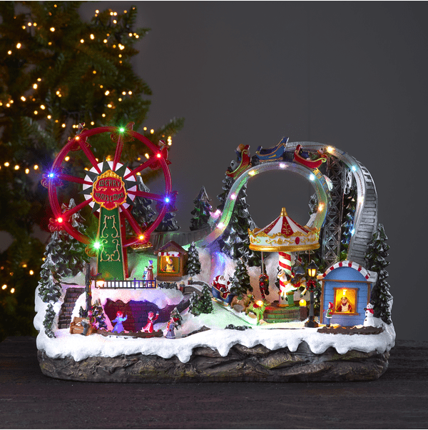 Largeville 36cm Flerfarget Fra Star Trading - Stor og detaljert dekorasjonslandsby i form av et tivoli med sk&oslash;ytebane, karuseller og en fjelldal.