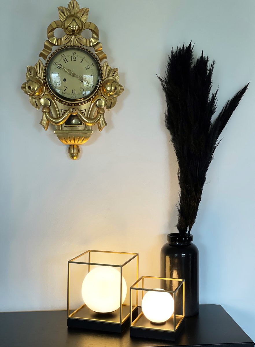 Astro 15cm Svart bordlampe Fra Aneta Lighting - Astro bordlampe i sortlakkert metall med opalhvit glasskuppel innrammet i gulldetaljer p&aring; en svart base.