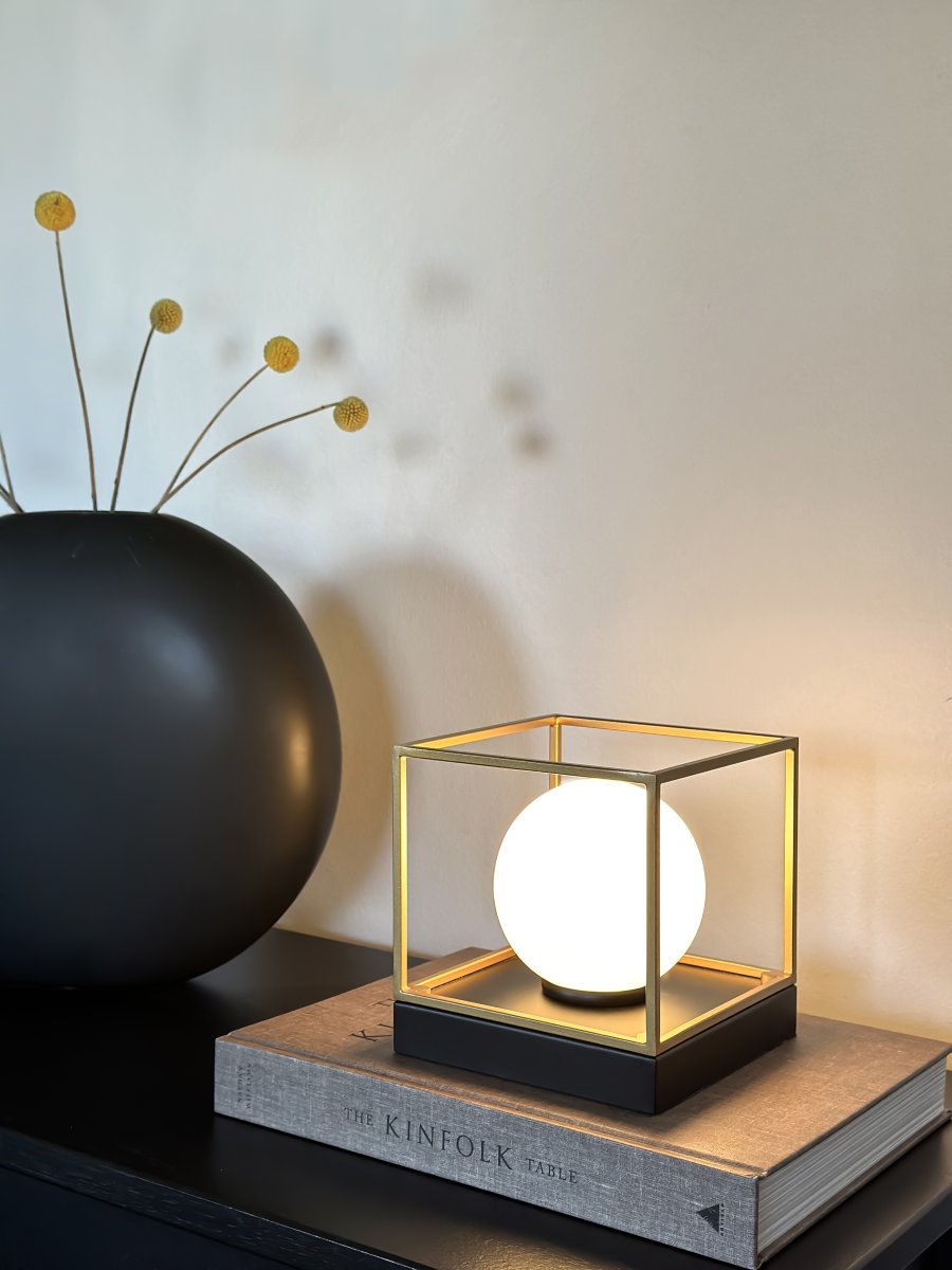 Astro 15cm Svart bordlampe Fra Aneta Lighting - Astro bordlampe i sortlakkert metall med opalhvit glasskuppel innrammet i gulldetaljer p&aring; en svart base.