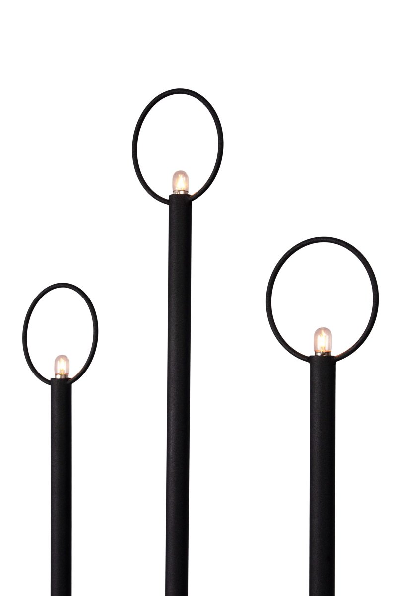 Natale Svart Fra Globen Lighting - Lampen er laget av sort pulverlakkert metall og leveres komplett med lyskilder, en 200 cm lang sort kabel med sort bryter, transformator og støpsel.