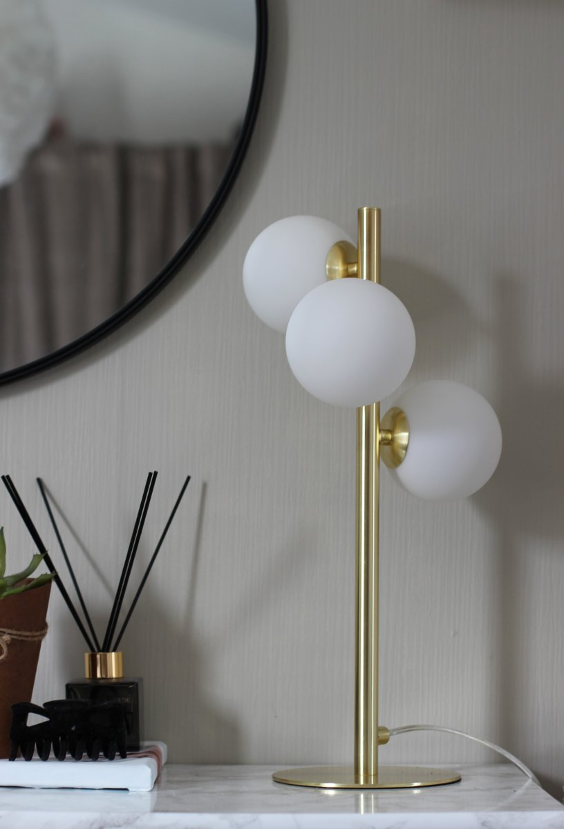 Molekyl 46cm Matt messing bordlampe Fra Aneta Lighting - Molekyl bordlampe med lampefot i matt messing og 3 opalhvite glasskopper.