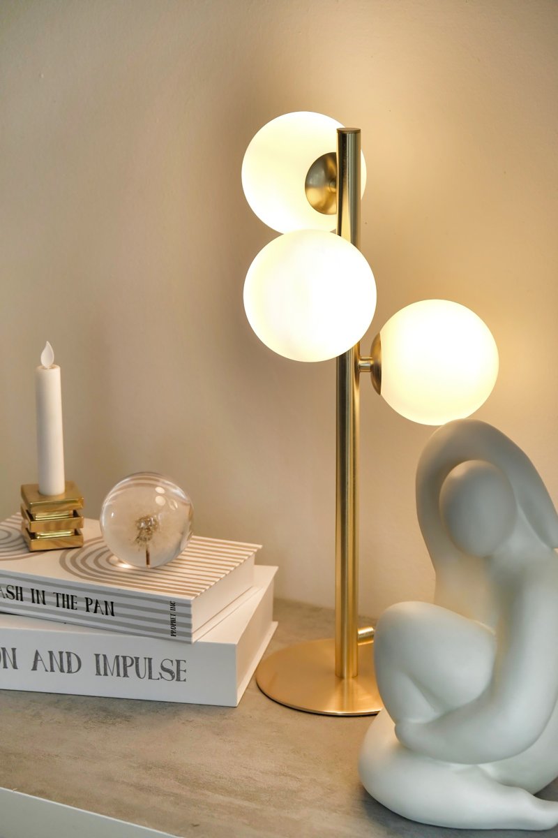 Molekyl 46cm Matt messing bordlampe Fra Aneta Lighting - Molekyl bordlampe med lampefot i matt messing og 3 opalhvite glasskopper.