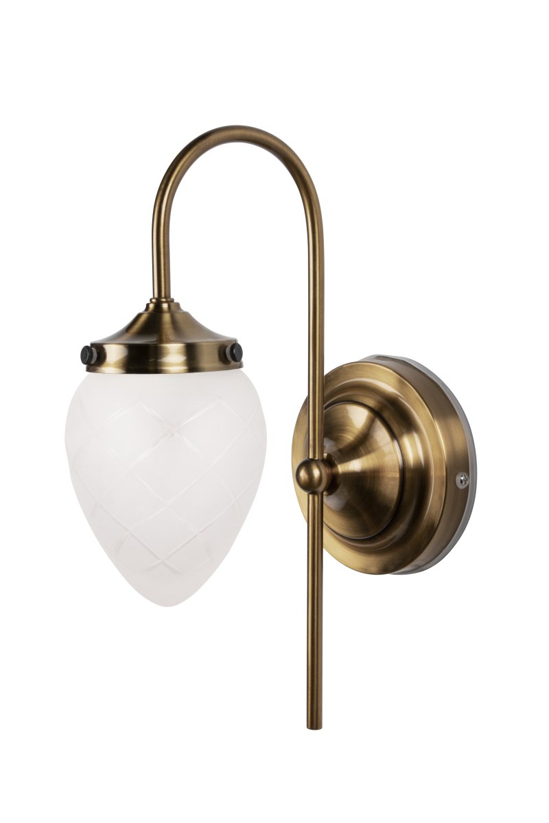 Juni 24cm Antikk messing/hvit baderomslampe Fra Globen Lighting - Lampen er perfekt for badet eller kjøkkenet, hvor den er IP44-klassifisert.