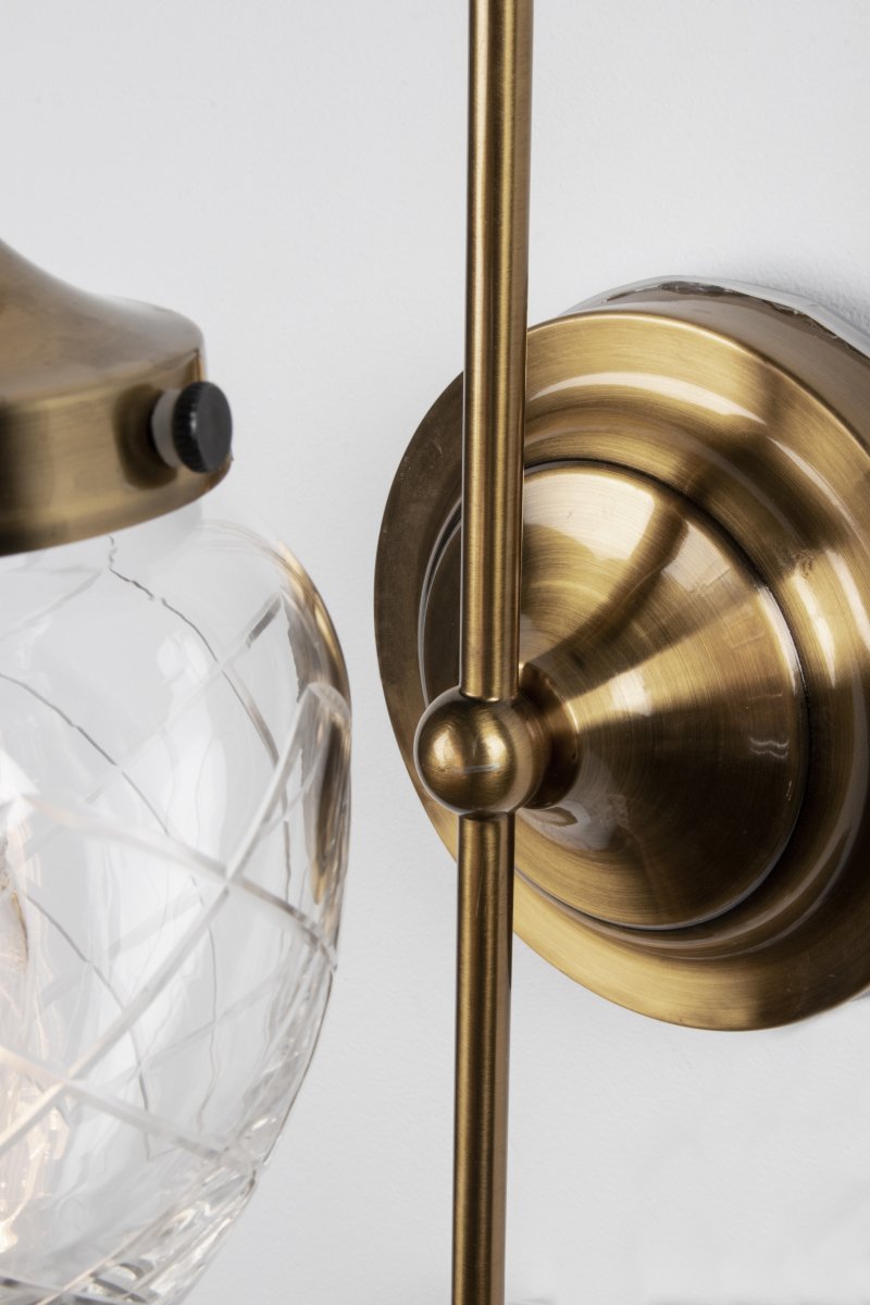 Juni 24cm Antikk messing/gjennomsiktig baderomslampe Fra Globen Lighting - Lampen er perfekt for badet eller kjøkkenet, der den er IP44-klassifisert.