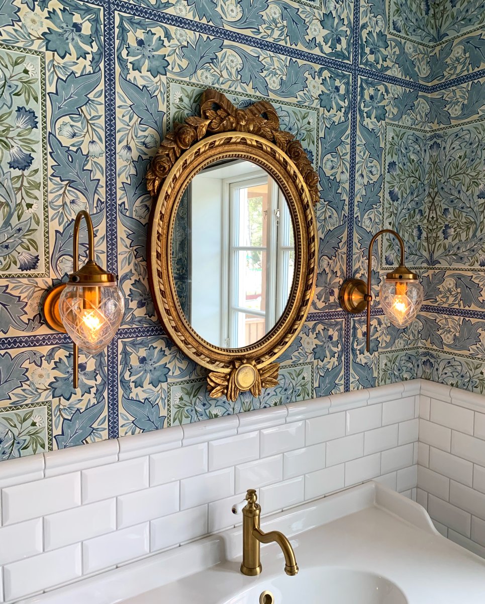 Juni 24cm Antikk messing/gjennomsiktig baderomslampe Fra Globen Lighting - Lampen er perfekt for badet eller kjøkkenet, der den er IP44-klassifisert.