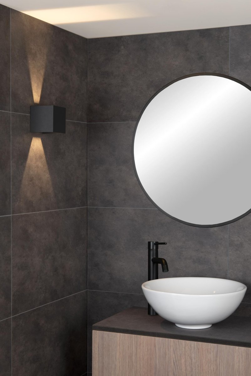 Axi 10cm Svart baderomslampe Fra Lucide - Du trenger ikke gå på akkord med design når det kommer til belysning i fuktige rom.