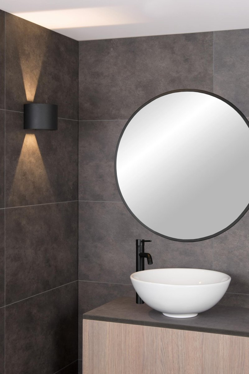 Axi 13cm Svart baderomslampe Fra Lucide - Du trenger ikke gå på akkord med design når det kommer til belysning i fuktige rom.