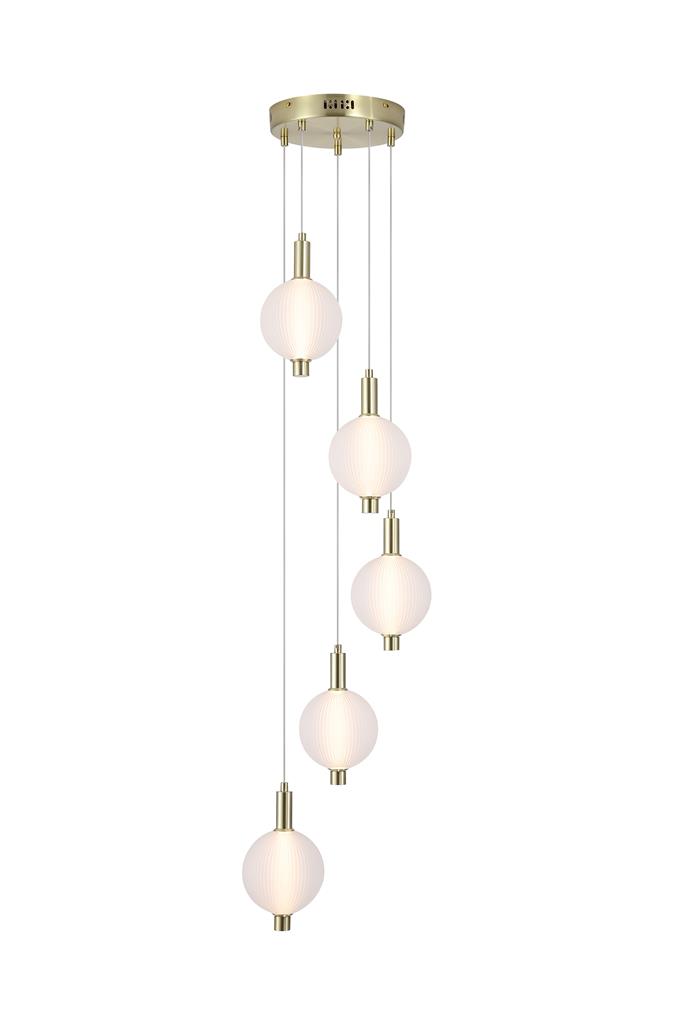Luminique Ø47 Messing Taklampe Fra Searchlight - Lampen er laget av metall med sateng messingfinish og har fem frostede glassskjermer med integrert LED.
