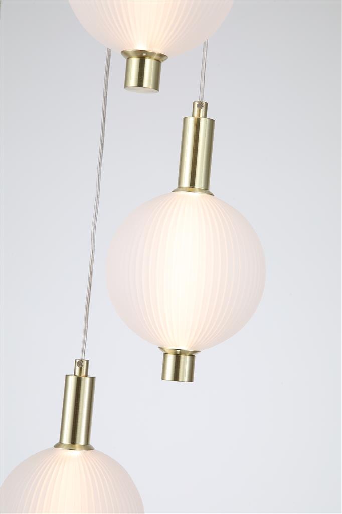 Luminique Ø47 Messing Taklampe Fra Searchlight - Lampen er laget av metall med sateng messingfinish og har fem frostede glassskjermer med integrert LED.
