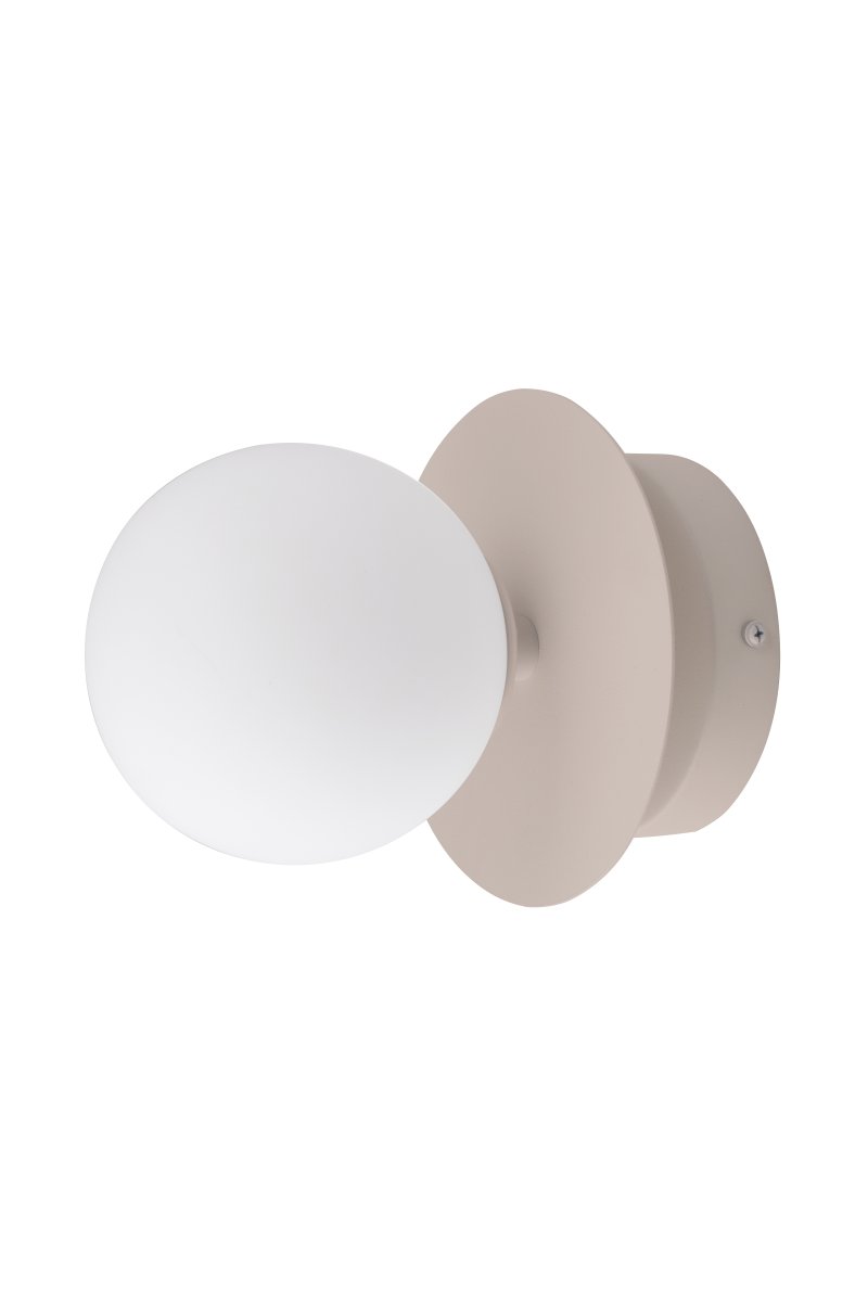 Art Deco Ø16 Beige/hvit baderomslampe Fra Globen Lighting - Lampen er laget av metall og har en hvit glassskjerm som skaper en fin lysspredning i rommet.