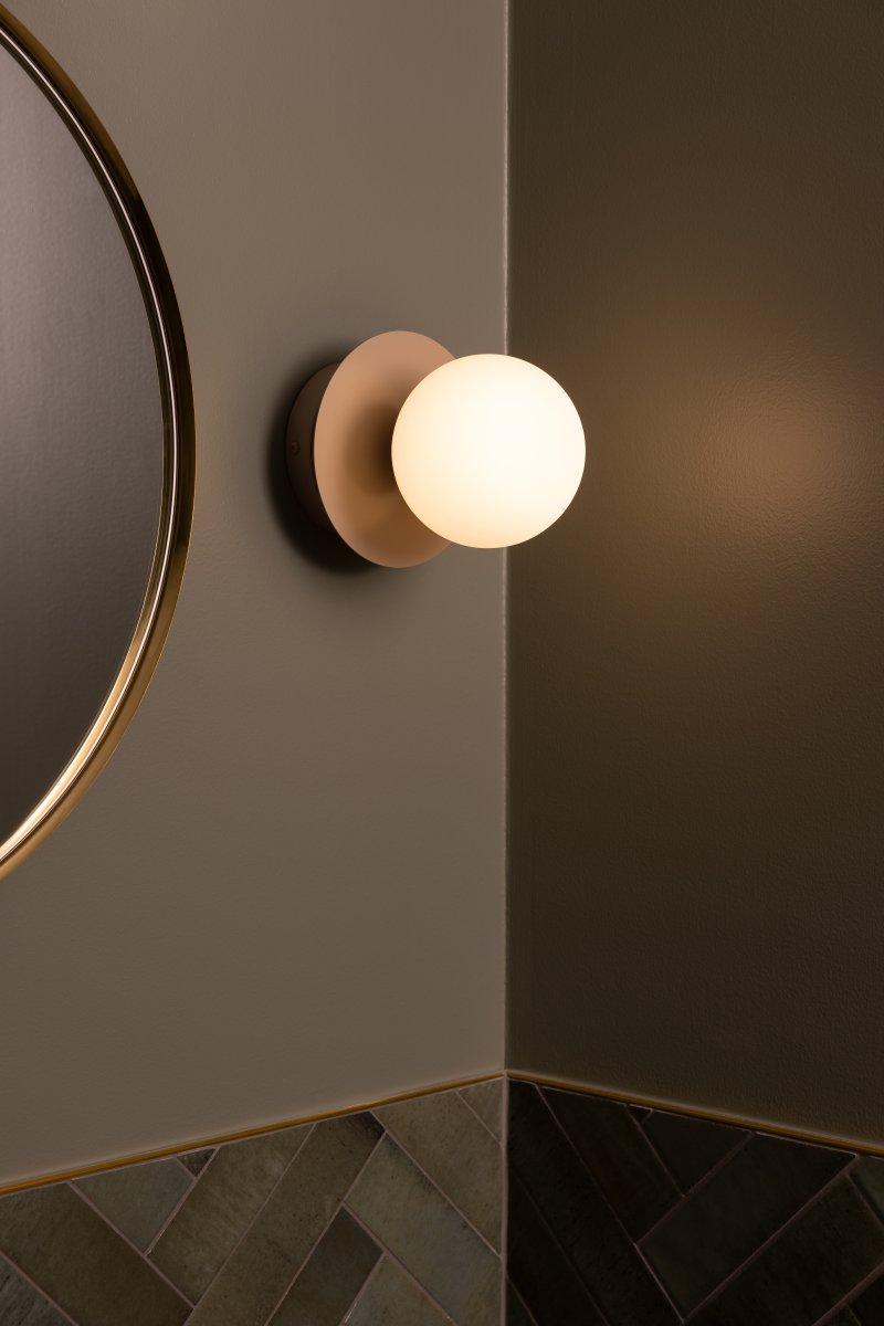 Art Deco Ø16 Beige/hvit baderomslampe Fra Globen Lighting - Lampen er laget av metall og har en hvit glassskjerm som skaper en fin lysspredning i rommet.