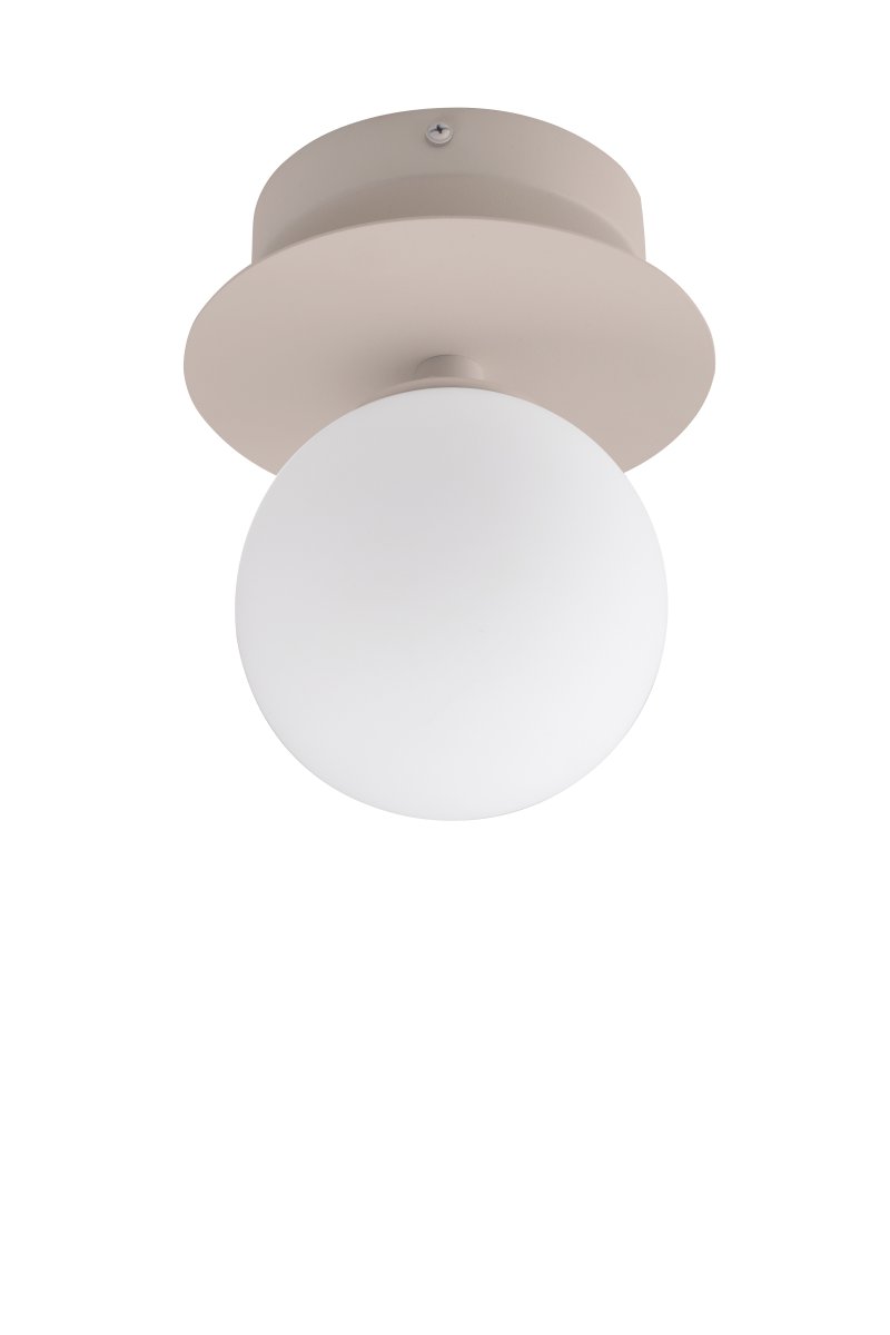 Art Deco Ø16 Beige/hvit baderomslampe Fra Globen Lighting - Lampen er laget av metall og har en hvit glassskjerm som skaper en fin lysspredning i rommet.