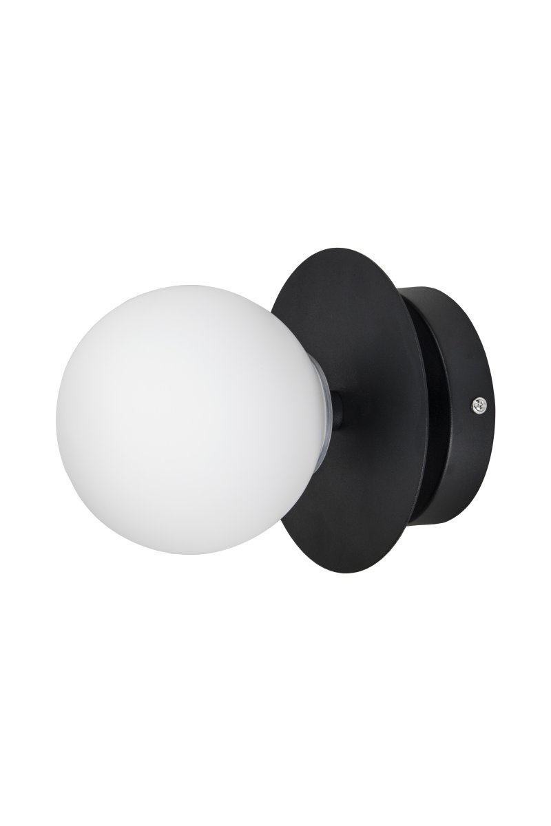 Art Deco Ø16 Svart og hvitt baderomslampe Fra Globen Lighting - Lampen er laget av metall og har en hvit glassskjerm som skaper en fin lysspredning i rommet.