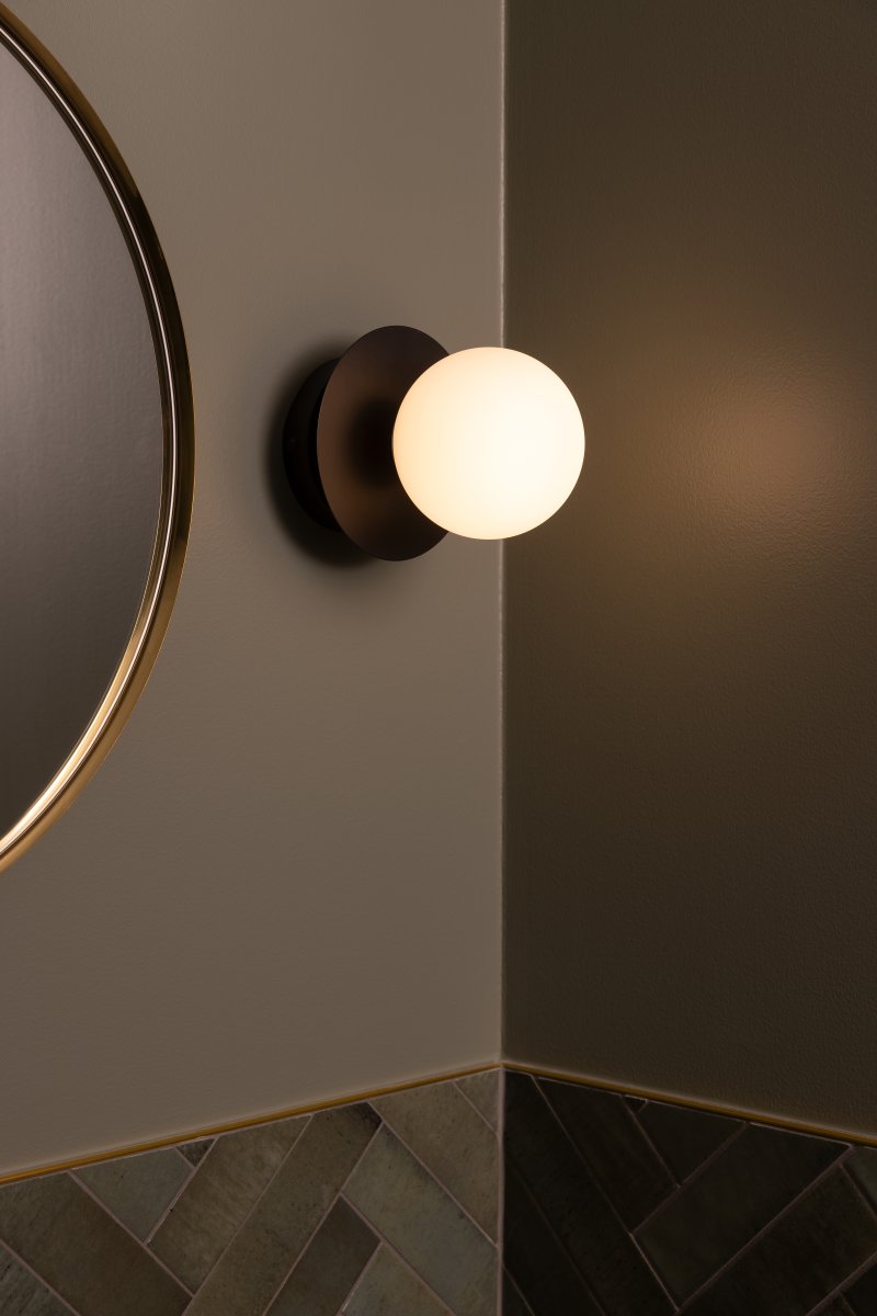 Art Deco Ø16 Svart og hvitt baderomslampe Fra Globen Lighting - Lampen er laget av metall og har en hvit glassskjerm som skaper en fin lysspredning i rommet.