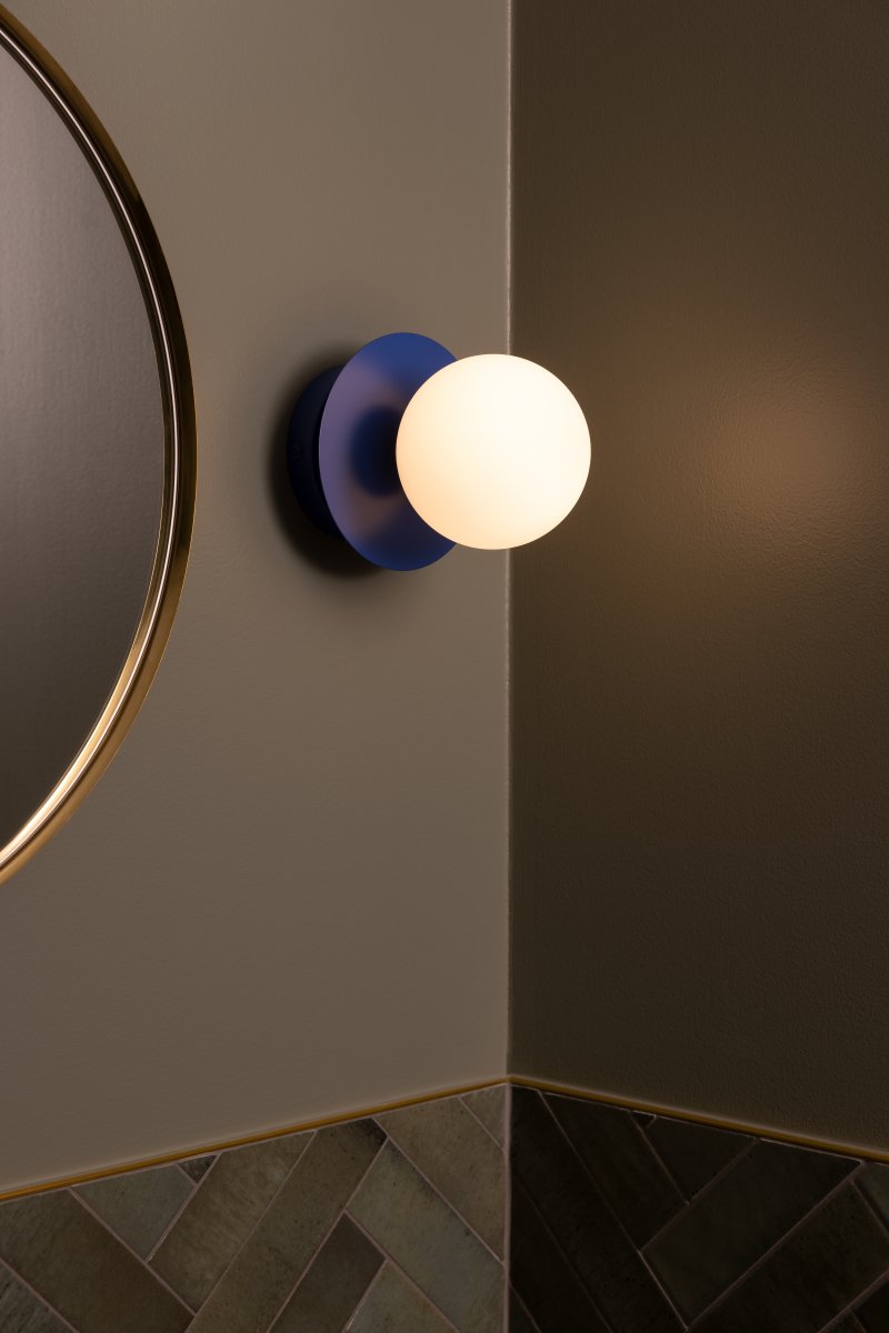 Art Deco Ø16 Blå/hvit baderomslampe Fra Globen Lighting - Lampen er laget av metall og har en hvit glassskjerm som skaper en fin lysspredning i rommet.
