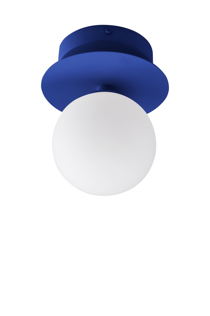 Art Deco Ø16 Blå/hvit baderomslampe Fra Globen Lighting - Lampen er laget av metall og har en hvit glassskjerm som skaper en fin lysspredning i rommet.