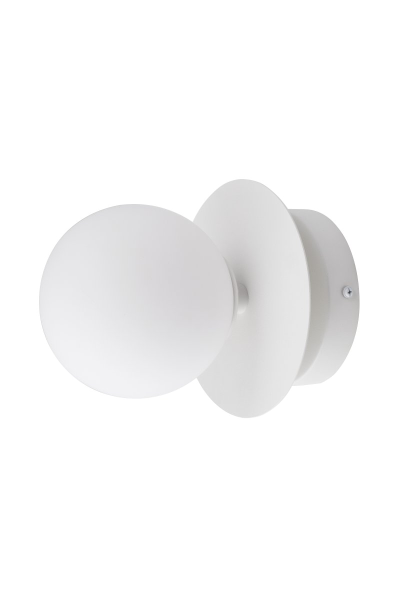 Art Deco Ø16 Hvit baderomslampe Fra Globen Lighting - Lampen er laget av metall og har en hvit glassskjerm som skaper en fin lysspredning i rommet.