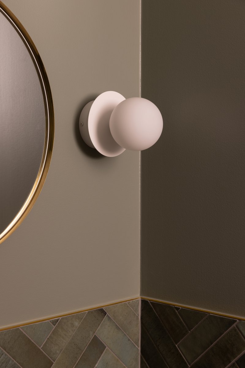 Art Deco Ø16 Hvit baderomslampe Fra Globen Lighting - Lampen er laget av metall og har en hvit glassskjerm som skaper en fin lysspredning i rommet.