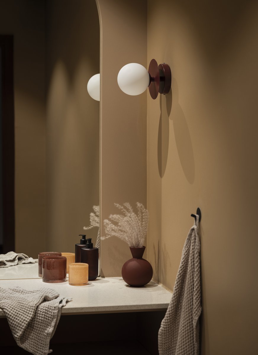 Art Deco Ø16 Burgunder baderomslampe Fra Globen Lighting - Takket v&aelig;re IP44-klassifiseringen er lampen ogs&aring; egnet for badet og kan monteres b&aring;de p&aring; veggen og i taket som taklampe.