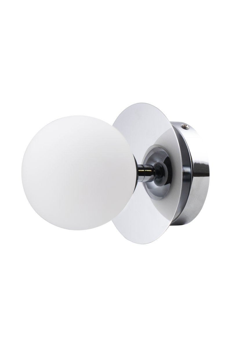 Art Deco Ø16 Krom/hvit baderomslampe Fra Globen Lighting - Lampen er laget av metall og har en hvit glassskjerm som skaper en fin lysspredning i rommet.