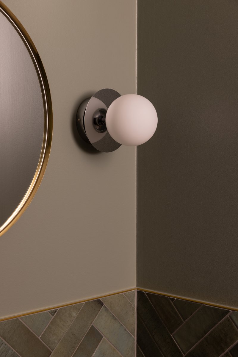 Art Deco Ø16 Krom/hvit baderomslampe Fra Globen Lighting - Lampen er laget av metall og har en hvit glassskjerm som skaper en fin lysspredning i rommet.