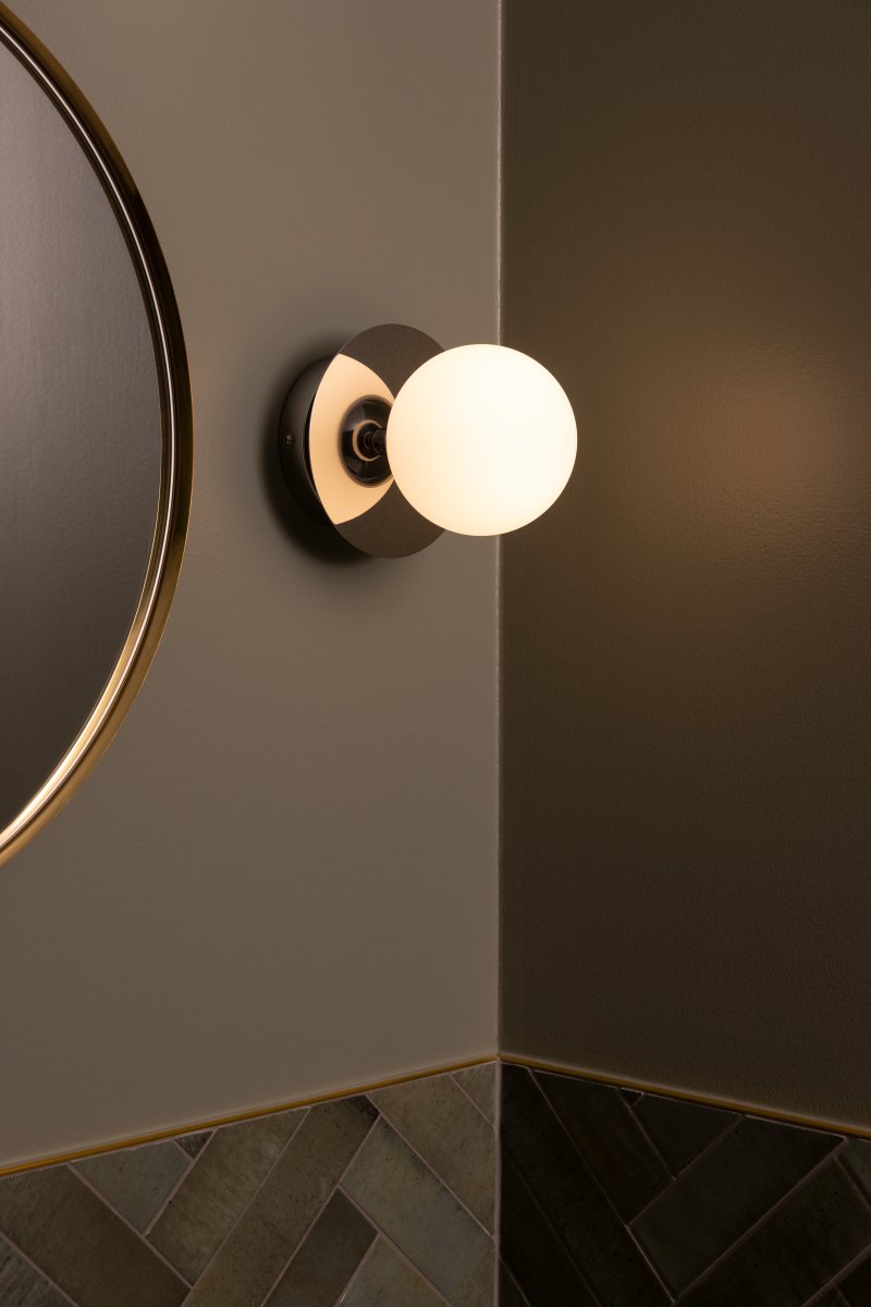 Art Deco Ø16 Krom/hvit baderomslampe Fra Globen Lighting - Lampen er laget av metall og har en hvit glassskjerm som skaper en fin lysspredning i rommet.
