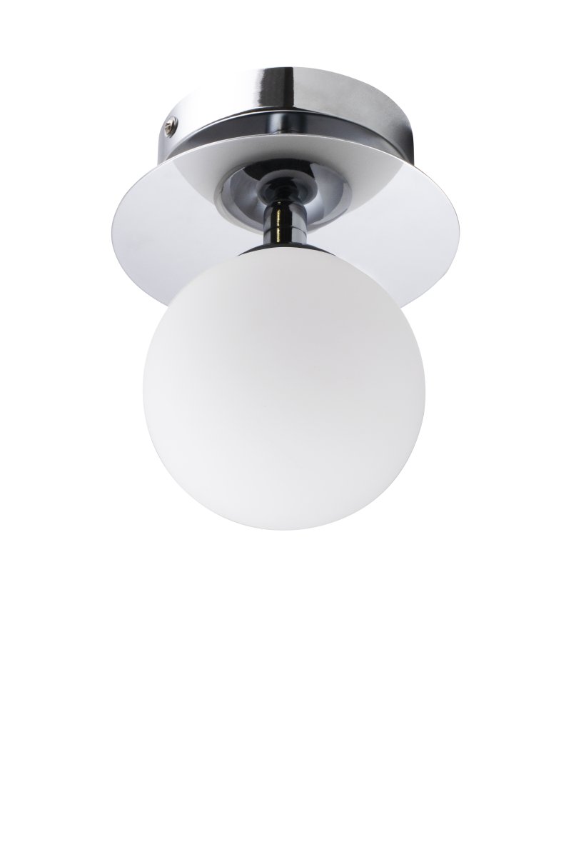 Art Deco Ø16 Krom/hvit baderomslampe Fra Globen Lighting - Lampen er laget av metall og har en hvit glassskjerm som skaper en fin lysspredning i rommet.