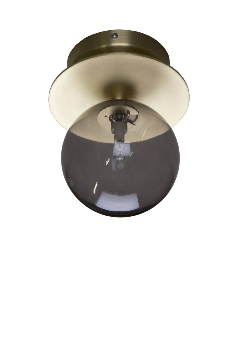 Art Deco Ø16 Børstet messing/røkt baderomslampe Fra Globen Lighting - Lampen er laget av metall og har en skjerm i røykfarget glass som skaper en fin lysspredning i rommet.