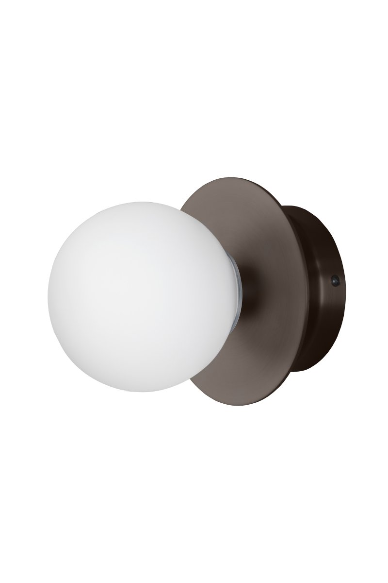 Art Deco Ø16 Bronse/hvit baderomslampe Fra Globen Lighting - Lampen er laget av metall og har en hvit glassskjerm som skaper en fin lysspredning i rommet.
