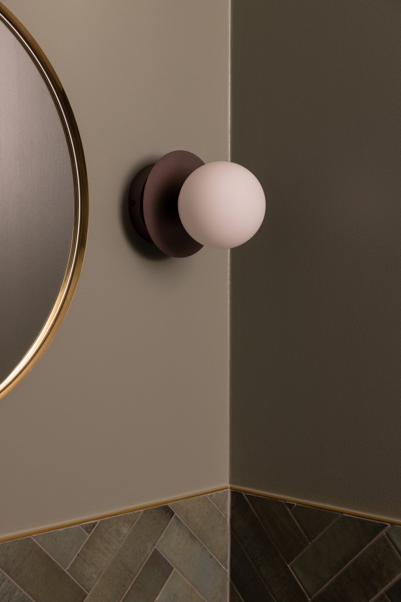 Art Deco Ø16 Bronse/hvit baderomslampe Fra Globen Lighting - Lampen er laget av metall og har en hvit glassskjerm som skaper en fin lysspredning i rommet.