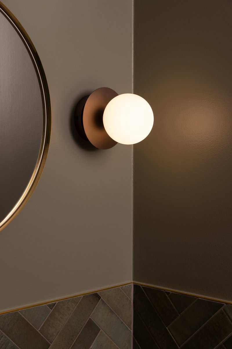 Art Deco Ø16 Bronse/hvit baderomslampe Fra Globen Lighting - Lampen er laget av metall og har en hvit glassskjerm som skaper en fin lysspredning i rommet.