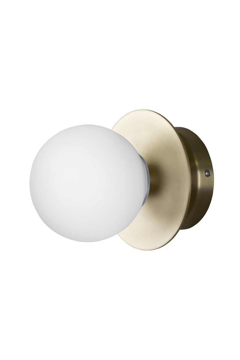 Art Deco Ø16 Børstet messing/hvit baderomslampe Fra Globen Lighting - Lampen er laget av metall og har en hvit glassskjerm som skaper en fin lysspredning i rommet.