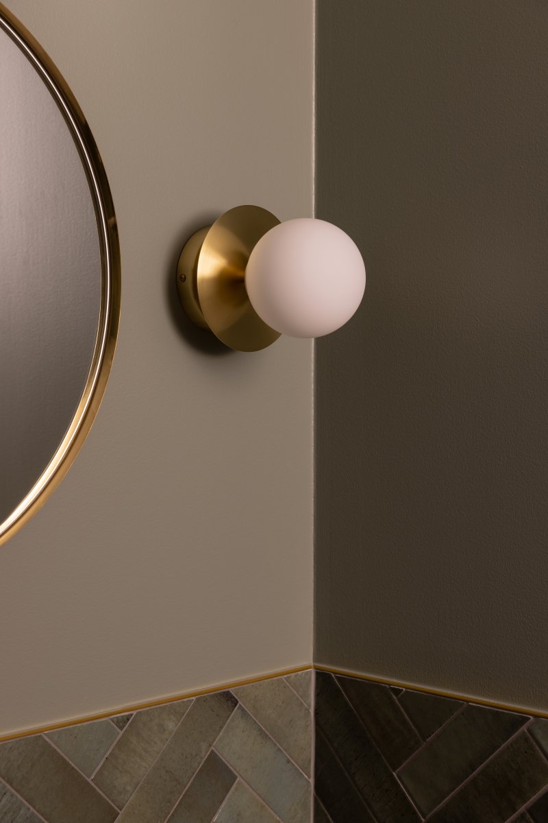 Art Deco Ø16 Børstet messing/hvit baderomslampe Fra Globen Lighting - Lampen er laget av metall og har en hvit glassskjerm som skaper en fin lysspredning i rommet.