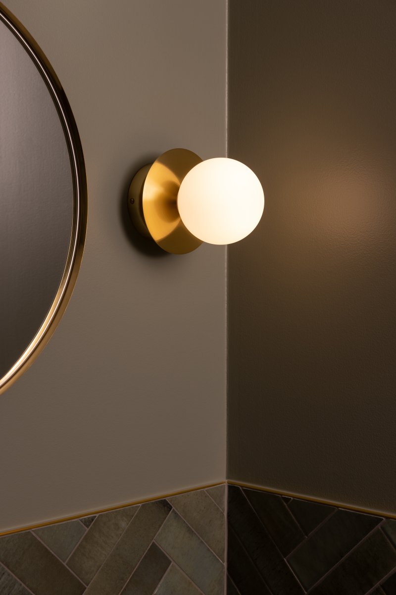 Art Deco Ø16 Børstet messing/hvit baderomslampe Fra Globen Lighting - Lampen er laget av metall og har en hvit glassskjerm som skaper en fin lysspredning i rommet.