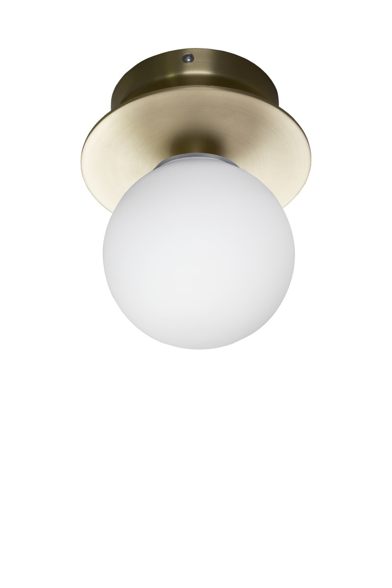 Art Deco Ø16 Børstet messing/hvit baderomslampe Fra Globen Lighting - Lampen er laget av metall og har en hvit glassskjerm som skaper en fin lysspredning i rommet.