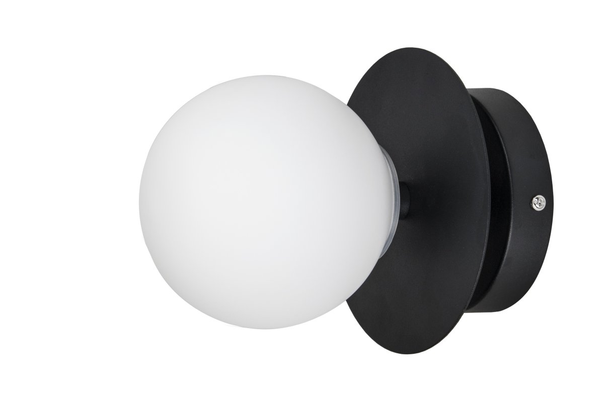 Art Deco Ø24 Svart og hvitt baderomslampe Fra Globen Lighting - Lampen er laget av metall og har en matt hvit glassskjerm som skaper en fin lysspredning i rommet.