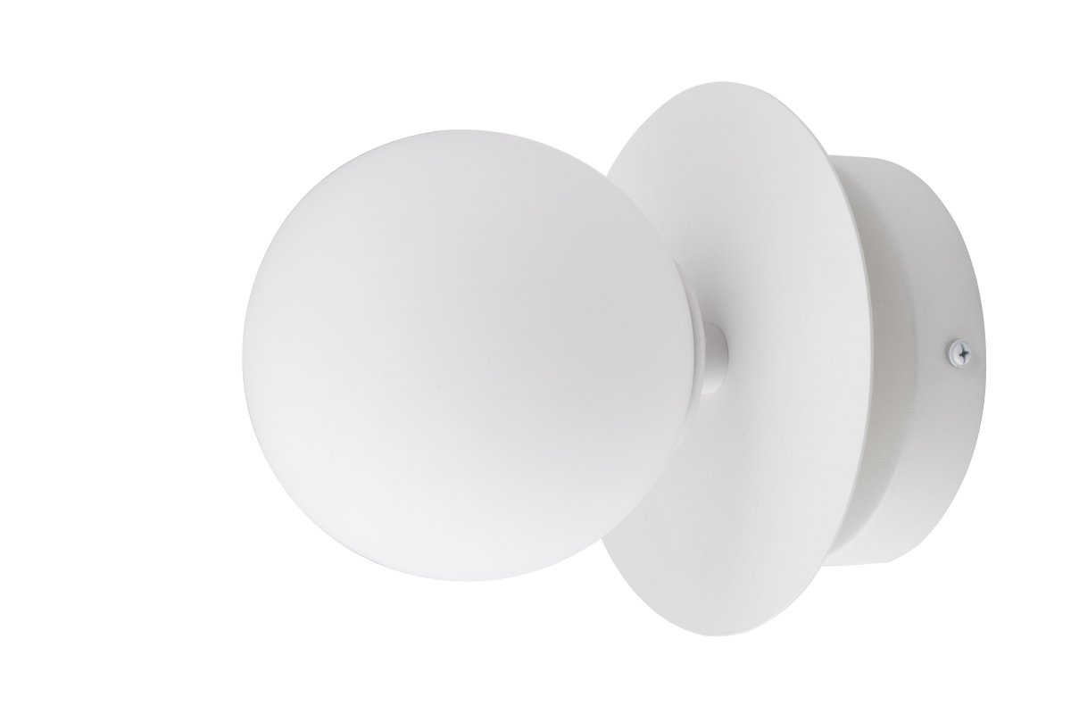 Art Deco Ø24 Hvit baderomslampe Fra Globen Lighting - Lampen er laget av metall og har en matt hvit glassskjerm som skaper en fin lysspredning i rommet.