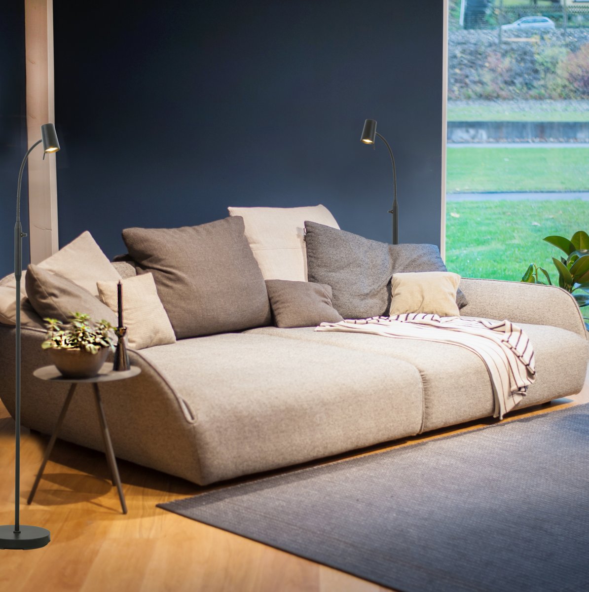 Pilot Svart gulvlampe Fra Aneta Lighting - Pilot gulvlampe i sortlakkert metall har et stilig design som passer inn i de fleste hjem og interiørstiler.