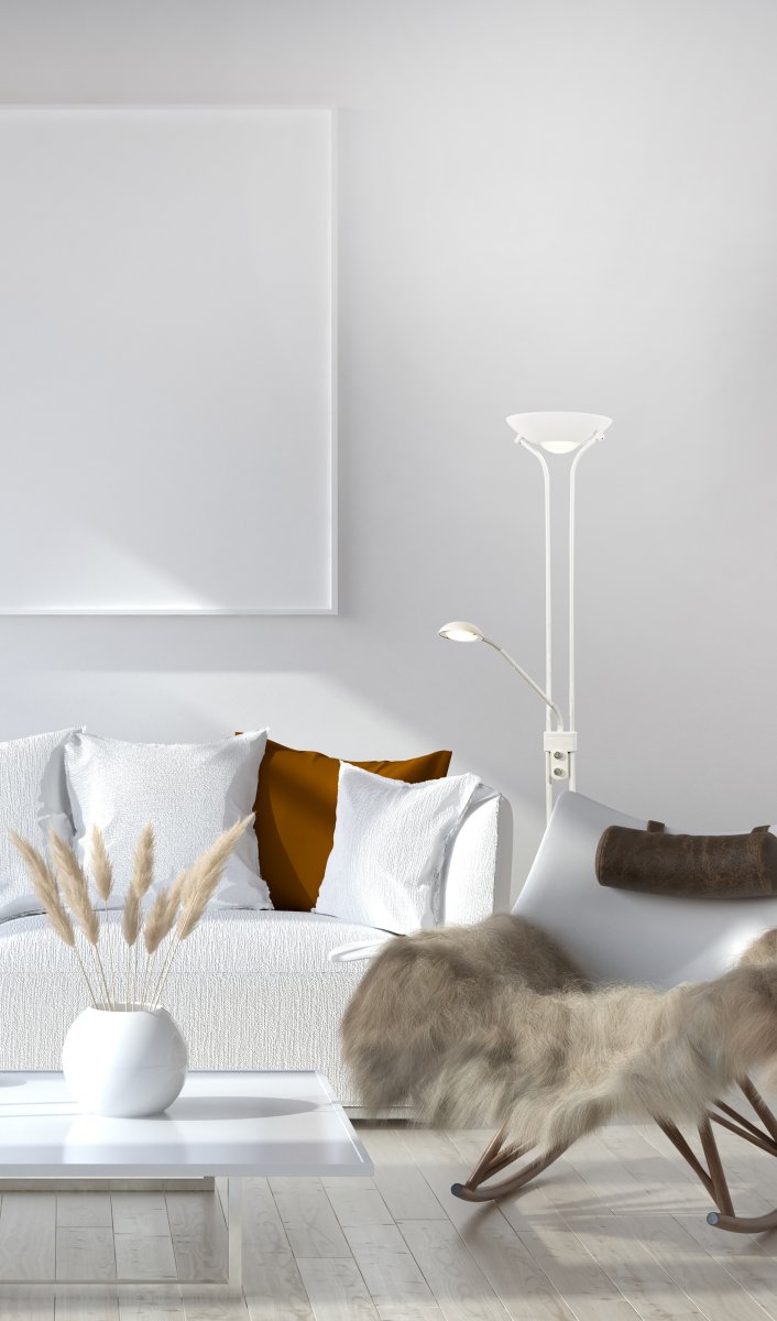 Nice Hvit gulvlampe Fra Aneta Lighting - Pent gulv-uplight er perfekt både til jobb og fredagskvelder og gir en varmhvit glød på 3000K.