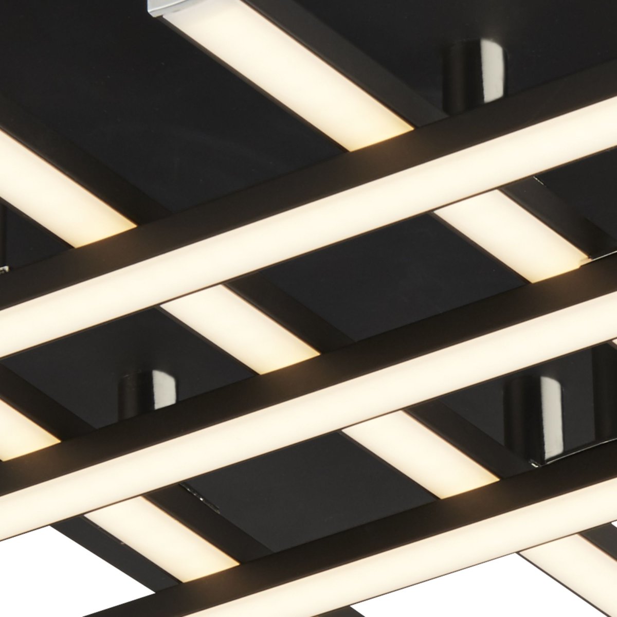 Matrix 45cm Matt svart plafond Fra Searchlight - Denne rene og elegante armaturen er perfekt for rom med lav takh&oslash;yde, som soverom, stue eller gang, og legger til en i&oslash;ynefallende detalj.