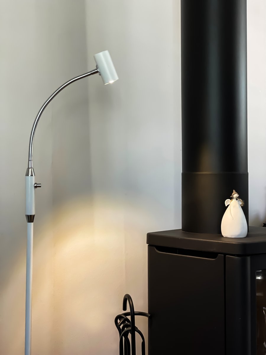 Gusto Hvit gulvlampe Fra Aneta Lighting - Lyset slås på; og av med en dimmer p&aring; lampen.