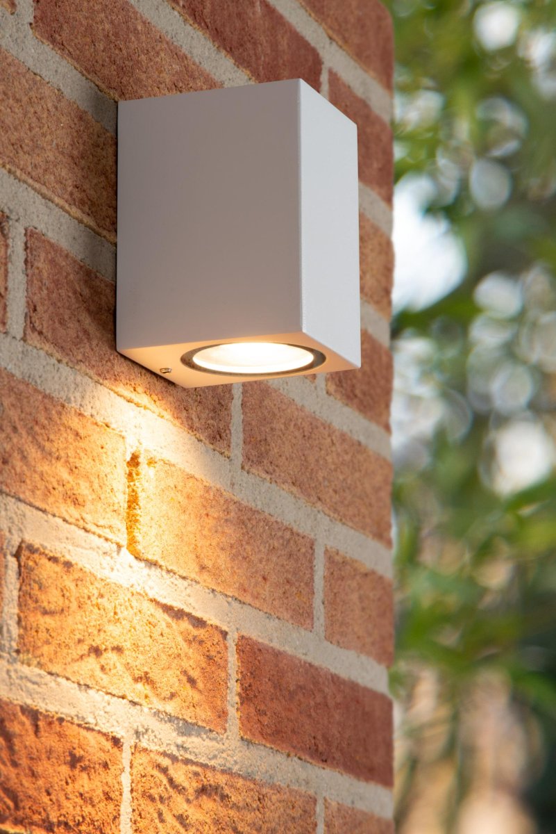 Zaro Hvit utendørslampe Fra Lucide - Som seg hør og bør med moderne belysning, er Zaro kompatibel med LED-lys, noe som gjør utemiljøet ditt for et komplett og sofistikert utseende.