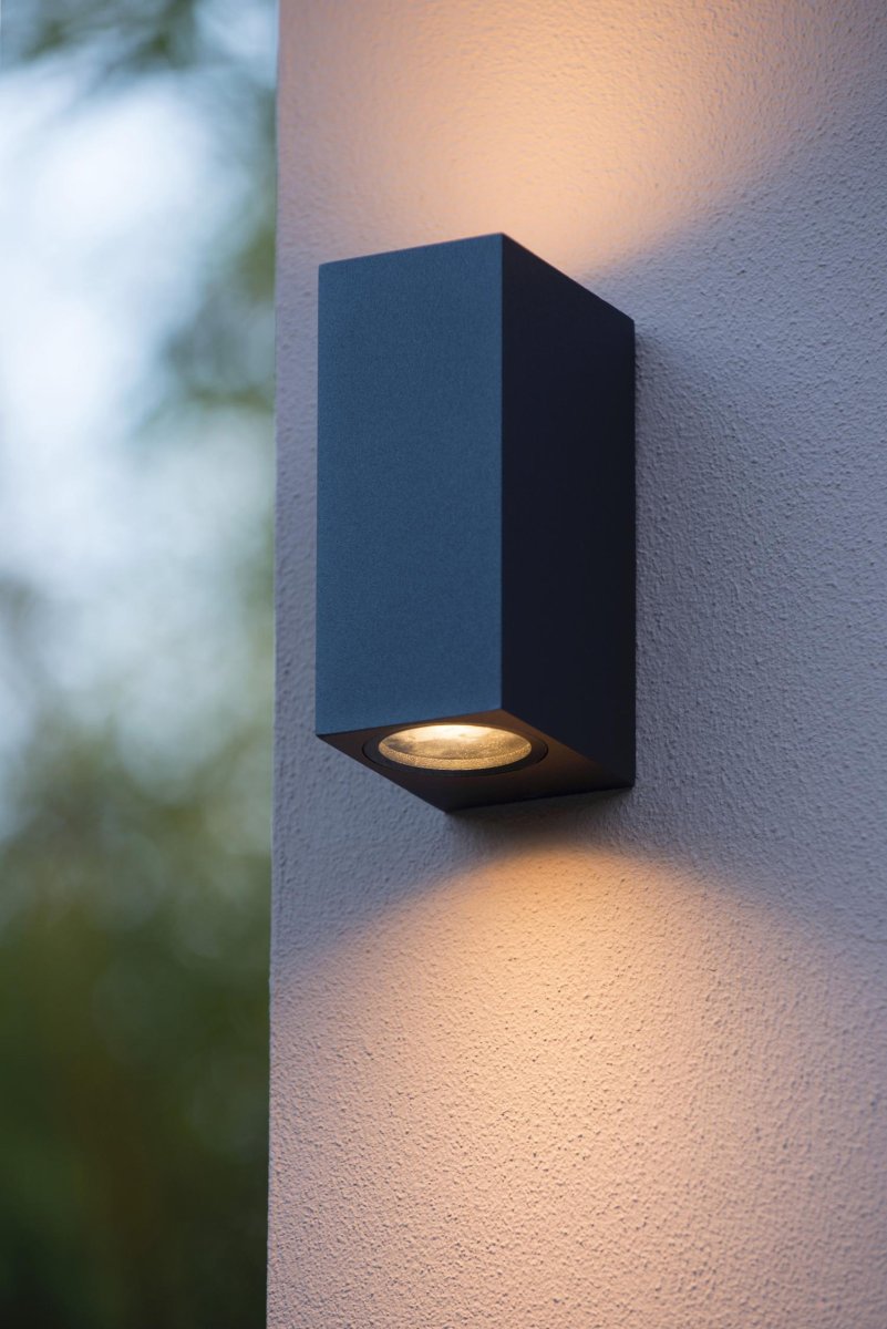 Zaro Svart utendørslampe Fra Lucide - Som seg hør og bør med moderne belysning, er Zaro kompatibel med LED-lys, noe som gjør utemiljøet ditt for et komplett og sofistikert utseende.