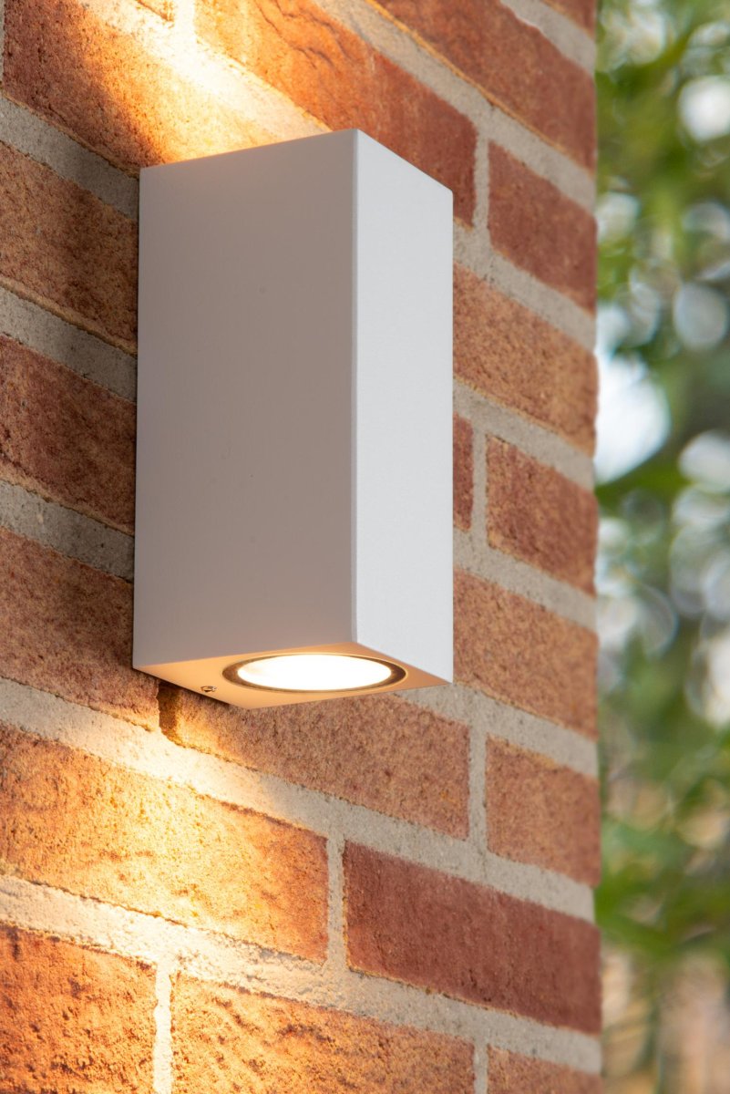 Zaro Hvit utendørslampe Fra Lucide - Som seg hør og bør med moderne belysning, er Zaro kompatibel med LED-lys, noe som gjør utemiljøet ditt for et komplett og sofistikert utseende.
