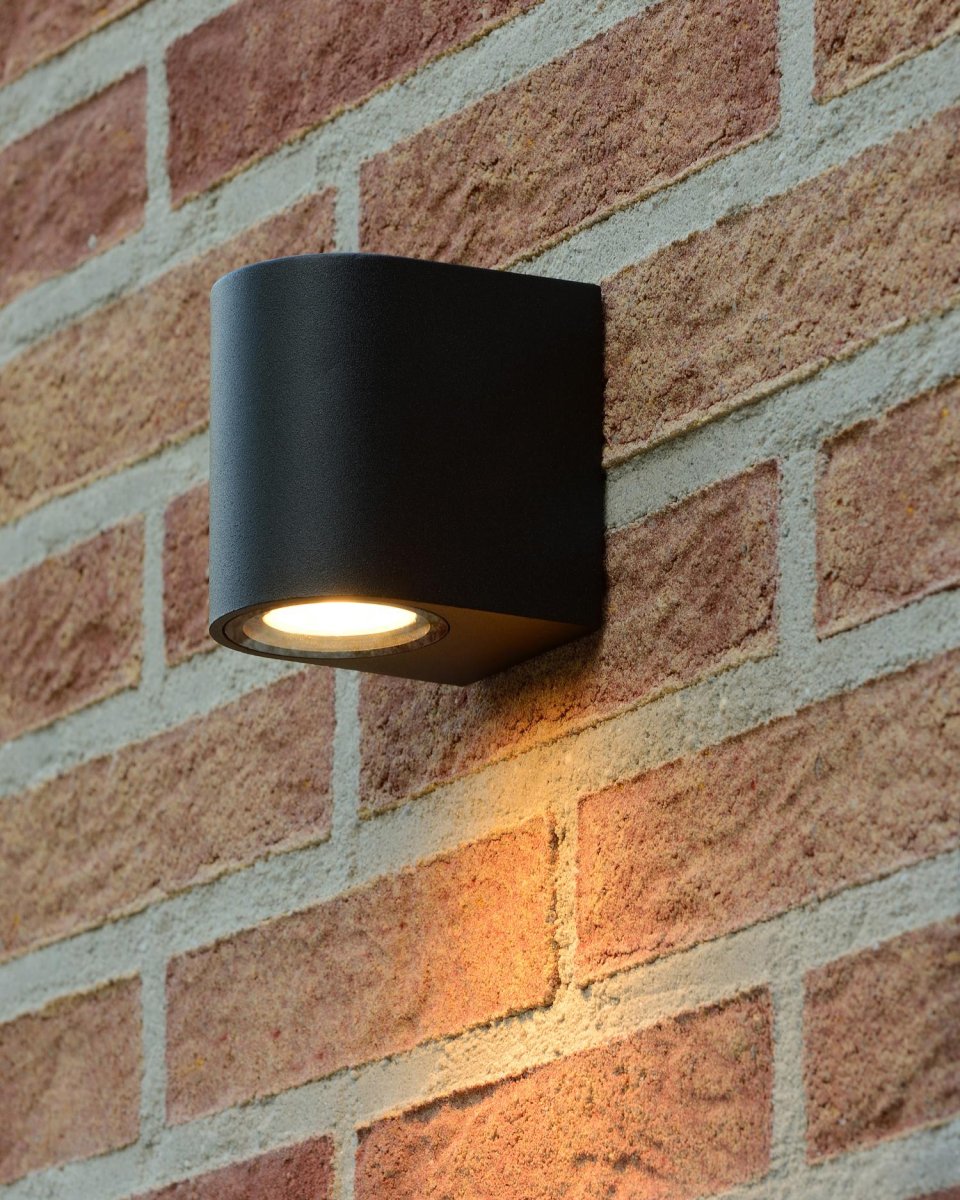 Zaro Svart utendørslampe Fra Lucide - Som seg hør og bør med moderne belysning, er Zaro kompatibel med LED-lys, noe som gjør utemiljøet ditt for et komplett og sofistikert utseende.