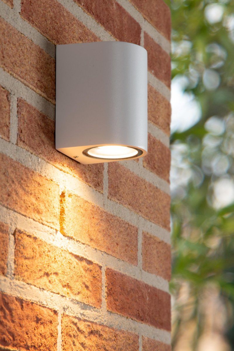 Zaro Hvit utendørslampe Fra Lucide - Som seg hør og bør med moderne belysning, er Zaro kompatibel med LED-lys, noe som gjør utemiljøet ditt for et komplett og sofistikert utseende.