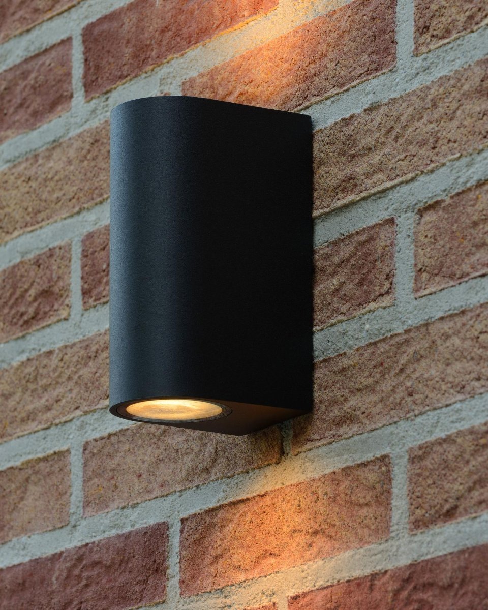 Zaro Svart utendørslampe Fra Lucide - Som seg hør og bør med moderne belysning, er Zaro kompatibel med LED-lys, noe som gjør utemiljøet ditt for et komplett og sofistikert utseende.