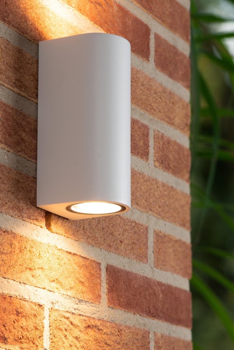 Zaro Hvit utendørslampe Fra Lucide - Som seg hør og bør med moderne belysning, er Zaro kompatibel med LED-lys, noe som gjør utemiljøet ditt for et komplett og sofistikert utseende.