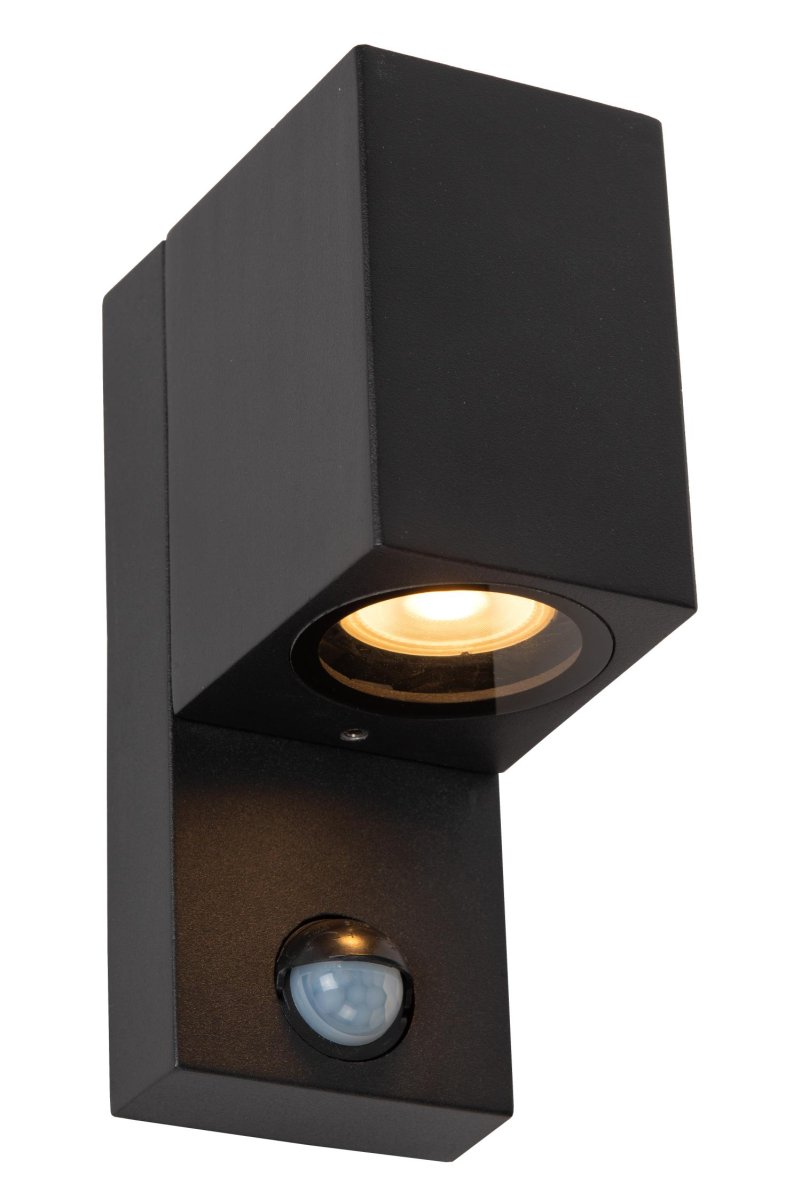 Zaro Ir Svart utendørslampe Fra Lucide - Men Zaro IR tilbyr så mye mer: denne kompakte, moderne vegglampen, laget av høykvalitets aluminium, gir nedoverrettet lys som effektivt lyser opp fasaden, oppkjørselen eller oppkjørselen din – så at du kan nyte utemiljøet dittö äenda mer.
