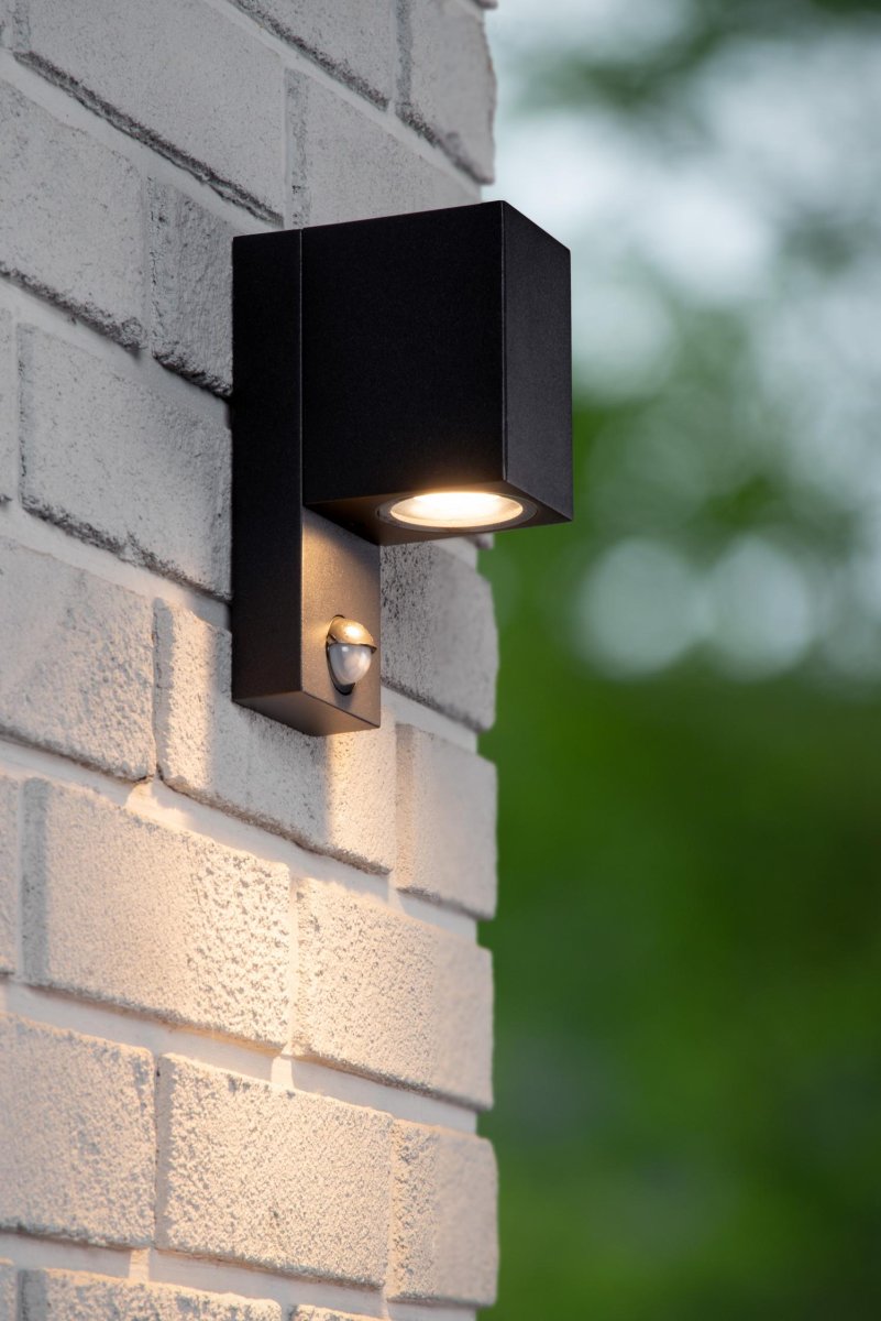 Zaro Ir Svart utendørslampe Fra Lucide - Men Zaro IR tilbyr så mye mer: denne kompakte, moderne vegglampen, laget av høykvalitets aluminium, gir nedoverrettet lys som effektivt lyser opp fasaden, oppkjørselen eller oppkjørselen din – så at du kan nyte utemiljøet dittö äenda mer.
